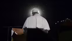 Ein langer Tag in Schweden geht zu Ende. Franziskus im Stadion von Malm&ouml;.  / &copy; Osservatore Romano/Handout (dpa)