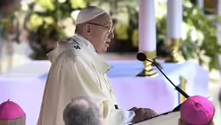 "Auch Verwandte und Freunde k&ouml;nnen Heilige sein", sagt der Papst / &copy; Ettore Ferrari (dpa)