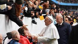 Rund 15.000 Menschen feiern den Gottesdienst mit dem Papst.  / © Ettore Ferrari (dpa)
