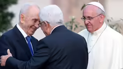 Franziskus begr&uuml;&szlig;t Abbas und Peres zum Friedensgebet (dpa)