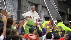 Papst Franziskus in Quito (dpa)