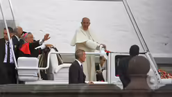 Papst Franziskus in Quito (dpa)