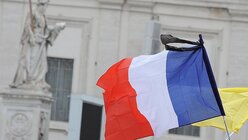 Ein französische Flagge weht bei der Generalaudienz am 18.11.2015 / © Giorgio Onorati (dpa)