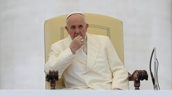 Ein nachdenklicher Papst Franziskus / © Giorgio Onorati (dpa)