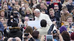 Papst Franziskus nach der Generalaudienz am 18.11.2015  / © Giorgio Onorati (dpa)