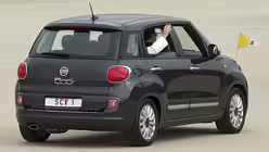 Franziskus fuhr bei seinem Amerika-Besuch im September 2015 im kleinen Fiat 500 vor. / &copy; Michael Reynolds (dpa)