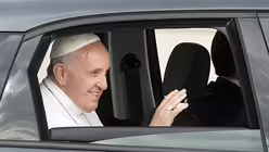 Als ungew&ouml;hnlich bezeichneten viele, dass Franziskus sofort die Seitenfenster herunterfuhr und winkte - f&uuml;r den US-Pr&auml;sidenten aus Sicherheitsgr&uuml;nden ein Unding. / &copy; Michael Reynolds (dpa)