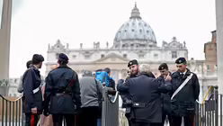 Versch&auml;rfte Sicherheitskontrollen am Petersplatz / &copy; Alessandro Di Meo (dpa)