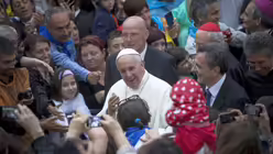 Papst besucht Sant'Egidio in Rom (dpa)