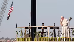 Papst Franziskus in der Grenzstadt Ciudad Juarez / &copy; Alessandro Di Meo (dpa)