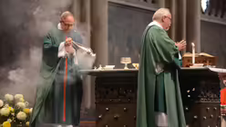 Prälat Feldhoff inzensiert den Altar. / © Beatrice Tomasetti (DR)
