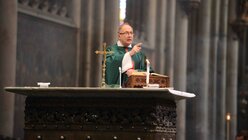 Prälat Feldhoff richtet an diesem Morgen einen besonderen Dank an den Mädchenchor am Kölner Dom, als dessen Förderer er gilt. / © Beatrice Tomasetti (DR)