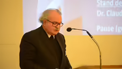 Pr&auml;lat Josef Sauerborn, Bischofsvikar f&uuml;r den Di&ouml;zesanrat, gedenkt der Toten. / &copy; Tomasetti (DR)