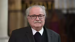 Pr&auml;lat Josef Sauerborn fasziniert das erste Morgenlicht, das durch das Bibelfenster f&auml;llt. / &copy; Beatrice Tomasetti (DR)