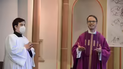 Praktikant Takuro Johannes Shimizu und Pfarrer S&uuml;&szlig; sind jeden Sonntag auf Youtube zu sehen. / &copy; Beatrice Tomasetti (DR)