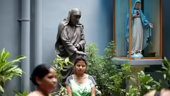 Besucher im Mutterhaus der Missionarinnen der Nächstenliebe in Kalkutta / © Piyal Adhikary (dpa)