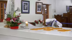 Gebet und ein Kuss der Ordensschwester. / &copy; Piyal Adhikary (dpa)