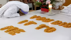 Eine Nonne k&uuml;sst das Grab von Mutter Teresa am Mutterhaus in Kalkutta / &copy; Piyal Adhikary (dpa)