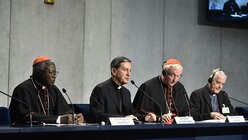 Pressekonferenz: Philippe Ouédraogo, Ruben Salazar Gomez, Vincent Nichols, Federico Lombardi (v.l.n.r.) / © Romano Siciliani (KNA)