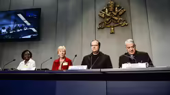 Pressekonferenz mit Therese Nyirabukeie, Moira Mc Queen, Abtpräses Jeremias Schröderund Pressesprecher Federico Lombardi (v.l.n.r.) / © Cristian Gennari (KNA)