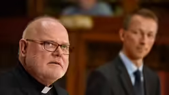 Pressekonferenz mit Kardinal Marx (l.) und DBK-Pressesprecher Matthias Kopp / &copy; Harald Oppitz (KNA)