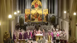 Priester aus dem ganzen Erzbistum stehen als Konzelebranten am Altar. / &copy; Tomasetti (DR)