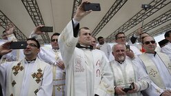 Priester fotografieren Papst Franziskus  / © Alessandra Tarantino (dpa)