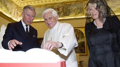 Der damals noch aktive Papst Benedikt XVI. 2009 mit Prinz Charles und Ehefrau Camilla / © Chris Helgren/Reuters Pool/epa/dpa  (dpa)