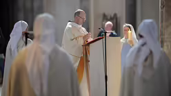 Prior Jean-Tristan verliest das Evangelium. / &copy; Beatrice Tomsetti (DR)