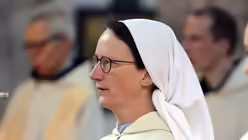 Priorin Sr. Edith K&uuml;rpick beim Stundengebet. / &copy; Beatrice Tomsetti (DR)