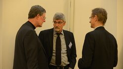 Prof. Dr. Ralph Bergold und Dr. Frank Johannes Hensel im Gespräch mit Kardinal Woelki. / © Tomasetti (DR)