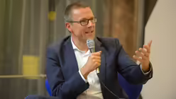 Prof. Uwe Schneidewind, Pr&auml;sident des Wuppertal-Institutes, wirbt in seinem Vortrag f&uuml;r nachhaltige Entwicklung unter der &Uuml;berschrift "Zukunftskunst und Transformation". / &copy; Beatrice Tomasetti (DR)