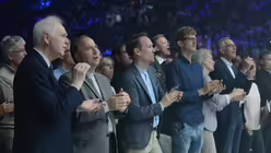 Professor Bretschneider und Domdechant Kleine gehen bei dem Sound der Band mit / &copy; Beatrice Tomasetti  (DR)