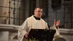 Professor Eberhard Schockenhoff aus Freiburg ruft in seiner Predigt zur aktiven Beteiligung am Frieden auf. / © Tomasetti (DR)