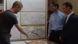 Professor Karzel (rechts) und Pfarrer Süß im Gespräch mit einem der Studenten. / © Beatrice Tomasetti (DR)