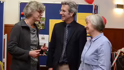 Projektleiterin Valeria Aebert, Dr. Philipp Wittmann und Gertrud Ganser wollen mit der Ideen-Werkstatt dazu beitragen, dass Alleinerziehende in den Gemeinden gesehen werden. / © Beatrice Tomasetti (DR)