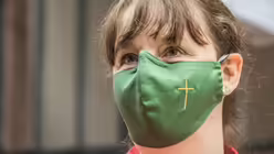 Protest mit Mundschutz (KNA)