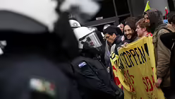 Demonstranten vor einer Polizeikette / &copy; Oliver Berg (dpa)