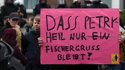 Demonstrant mit Protestplakat / &copy; Henning Kaiser (dpa)