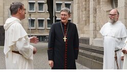 Provinzial Pater Peter Kreutzwald, Kardinal Woelki und Pater Christoph Wekenborg. / © Beatrice Tomasetti (DR)