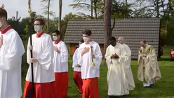 In Prozession ziehen die Messdiener und Zelebranten - Kaplan Foh Avoulou, Pfarrer H&uuml;nten und Stadtdechant Kleine - ein. / &copy; Beatrice Tomasetti (DR)