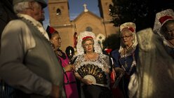 Frauen in traditioneller, 'chulapo' genannter Kleidung nehmen an der Prozession zu Ehren der Jungfrau Paloma teil. / © Francisco Seco (dpa)