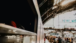 Pünktlich 12:30 fährt Sonderzug "Omega" los. / © Luis Rüsing