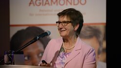 Pünktlich zum Geburtstag der Organisation hebt Geschäftsführerin Claudia Lücking-Michel den neuen Namen aus der Taufe: AGIAMONDO. / © Beatrice Tomasetti (DR)