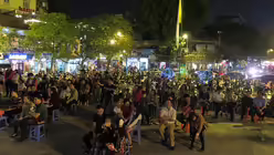 Mitfeiernde Gläubige vor der Kathedrale von Hanoi / © Kopp (DBK)