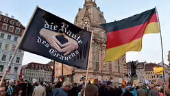 Pegida-Anh&auml;nger vor der Dresdner Frauenkirche / &copy; Bernd Settnik (dpa)