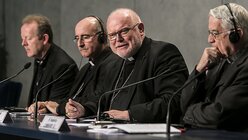 Kardinal Marx präsentiert den Zwischenbericht / © Romano Siciliani (KNA)