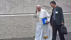 Papst Franziskus mit dem Generaloberen der in Missionsgebieten tätigen Sacres-Coeurs-Kongregation, P. Javier Alvarez-Ossorio / © Ettore Ferrari (dpa)