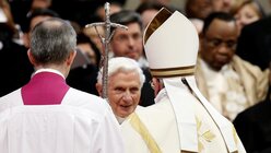 Papst begrüßt seinen Vorgänger (dpa)