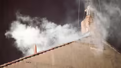 13. M&auml;rz 2013 - wei&szlig;er Rauch &uuml;ber der Sixtina (dpa)